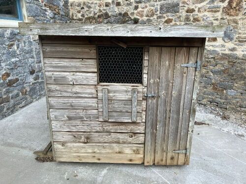 5' X 4' WOODEN POULTRY HOUSE