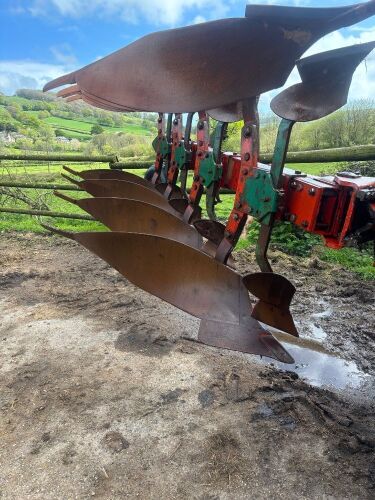 KVERNELAND 4 FURROW REVERSIBLE PLOUGH