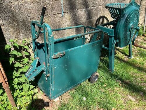 PORTABLE CALF DEHORNING CRATE
