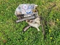 2 GREASE GUNS & 2 GREASE CARTRIDGES - 2