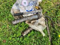2 GREASE GUNS & 2 GREASE CARTRIDGES - 3