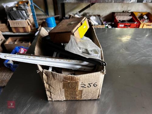 BOX OF SHELVING BRAKCTES