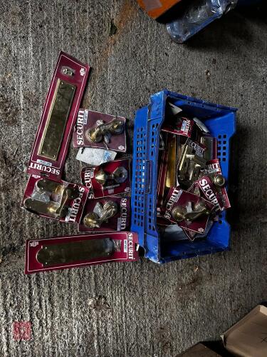 CRATE OF BRASS VARIOUS DOOR FURNITURE