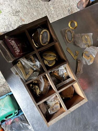APPROX 100 BRASS DOOR LETTERS & NUMBERS