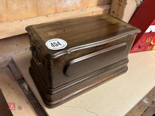 VINTAGE SEWING MACHINE