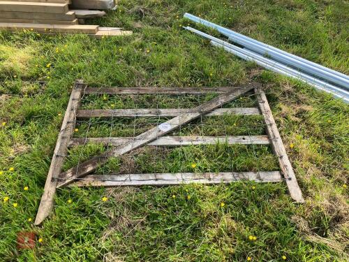4' - 8'' WOODEN GARDEN GATE
