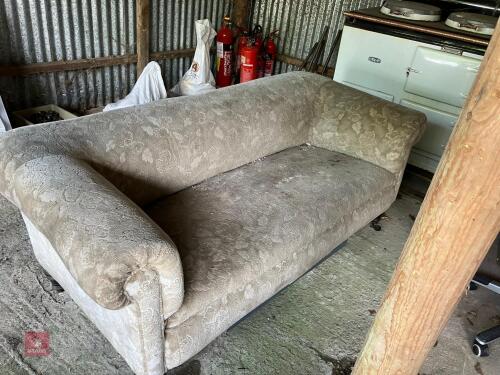 WHEELED SOFA