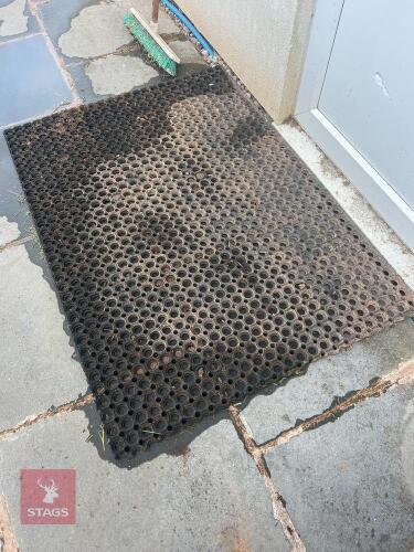 98 X 136CM RUBBER MAT