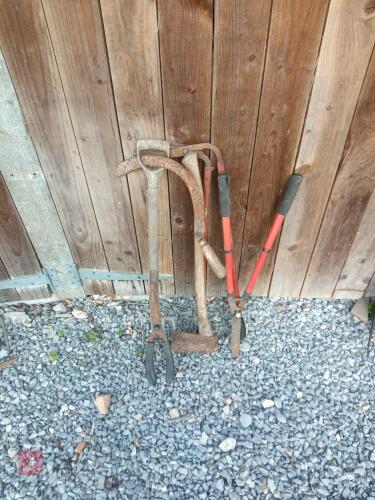 SELECTION OF GARDEN TOOLS