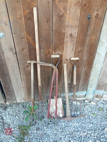 SELECTION OF GARDEN TOOLS