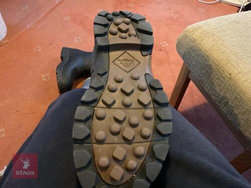 SIZE 7 MUCK BOOTS DERWENT