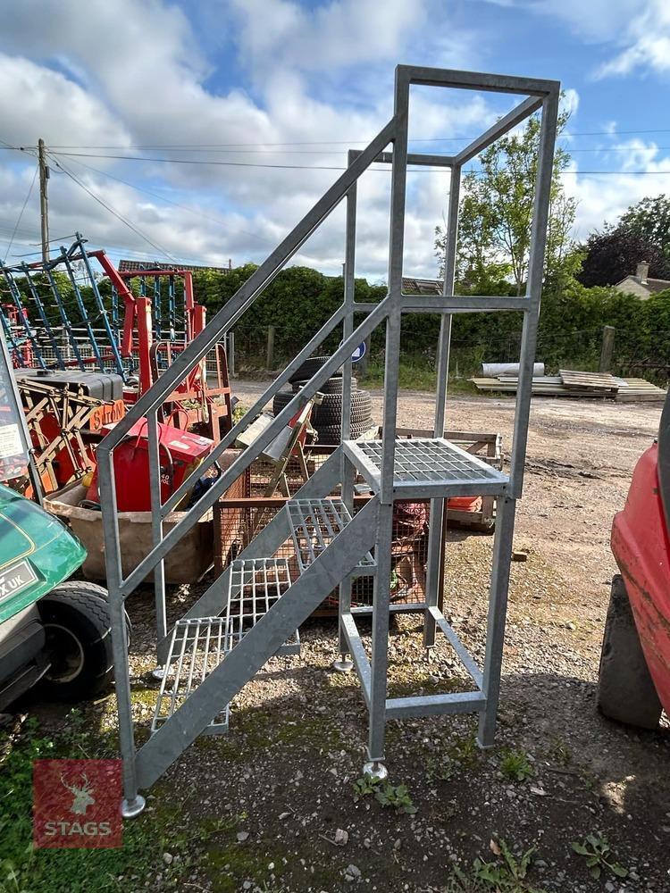 GALVANISED WORKING STEPS