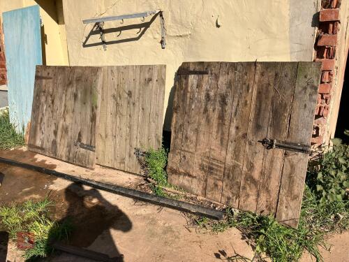 3 STABLE DOORS (18)