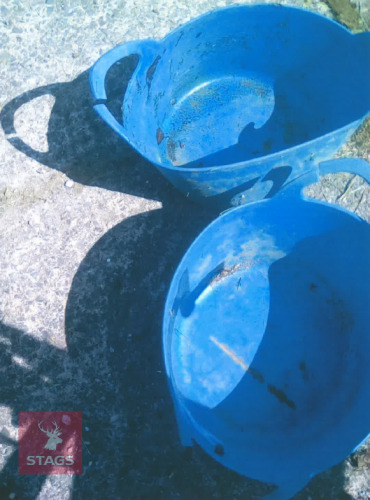 2 FEED BOWLS & 1 HAY NET