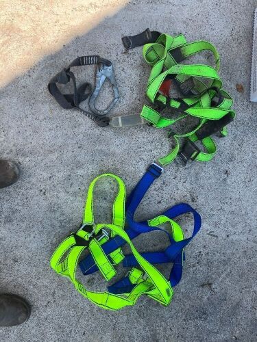 2 CLIMBING HARNESSES
