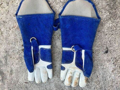 PAIR OF WELDING GLOVES