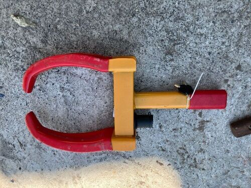 WHEEL CLAMP C/W KEYS