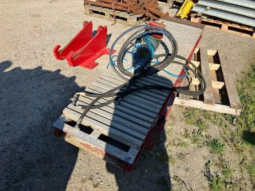 PAIR OF LOADING RAMPS