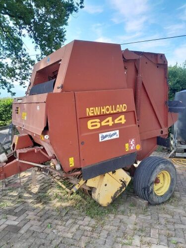 NEW HOLLAND 644 ROUND BALER (S/R)