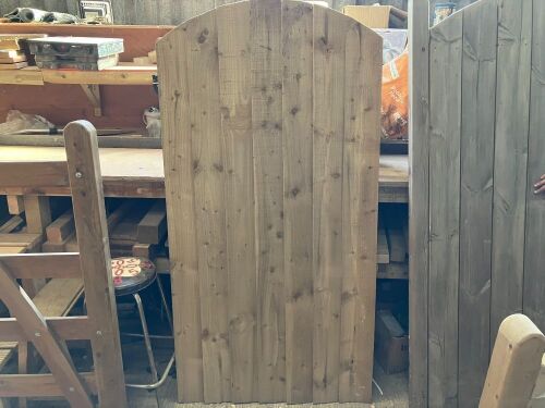 FEATHEREDGE ARCH GATE