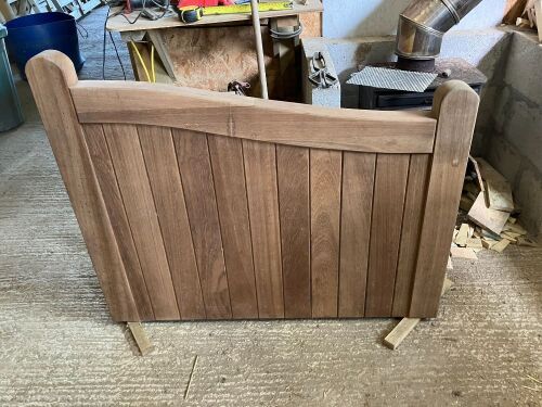 IROKO DECORATIVE SHAPED GATE