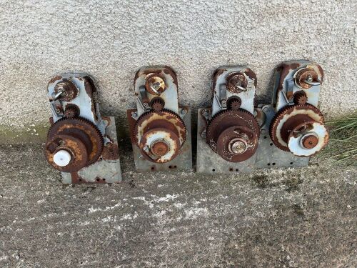HAND WINCH FOR FEED PANS