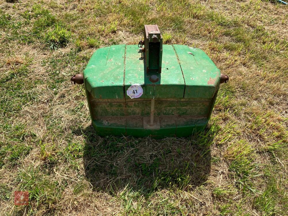 JOHN DEERE 900KG TRACTOR WEIGHT