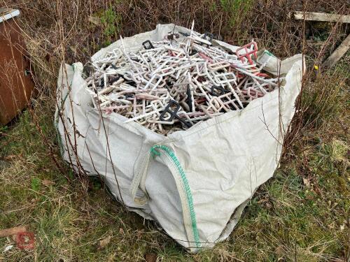 FLEECE/UNDERLAY PEGS
