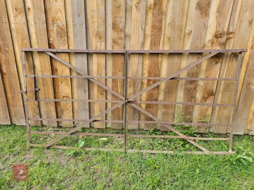 VINTAGE METAL FRAME GATE
