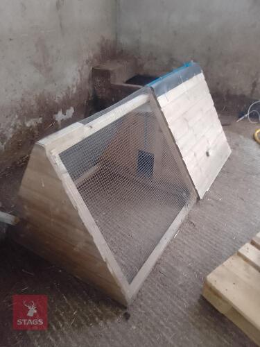 CHICKEN RUN WITH 3 NEST BOXES