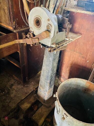 PIPE THREADING MACHINE