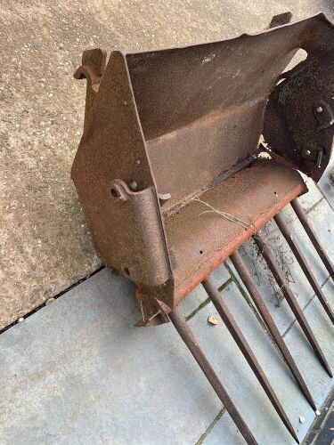 FRONT BUCKET WITH FORKS (S/R)