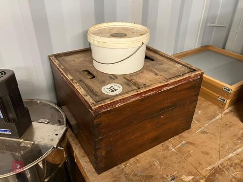 BROOD BOX AND CROWN BOARD