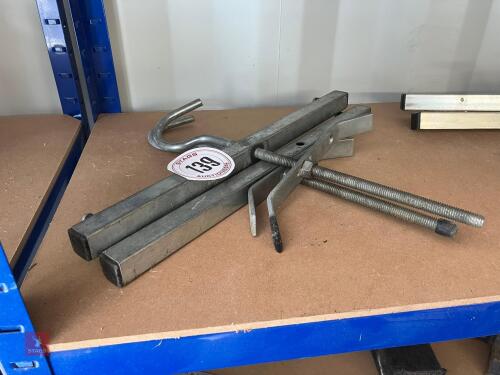 PAIR OF LADDER CLAMPS