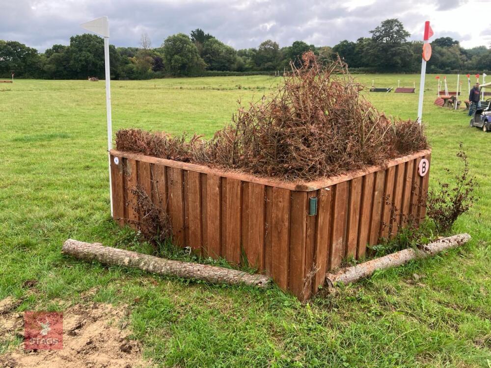 90CM HIGH XC 'V' BRUSH TOP FENCE