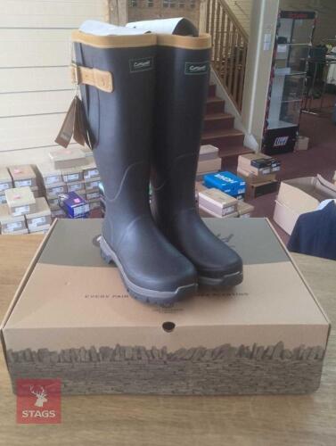 PAIR OF COTSWOLD STRATUS BOOTS
