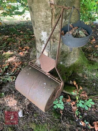 VINTAGE GARDEN ROLLER