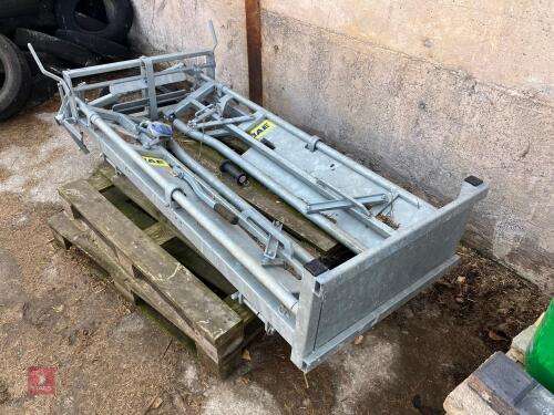 IAE GALVANISED AUTO-LOCKING HEAD YOKE
