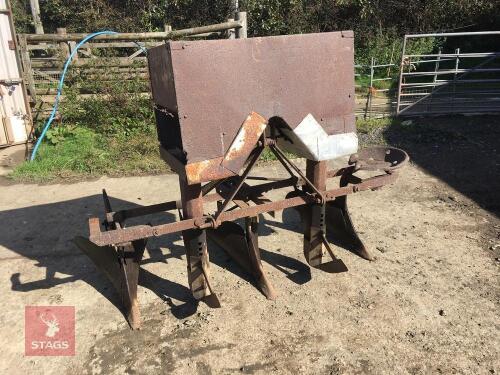 MASSEY FERGUSON POTATO PLANTER