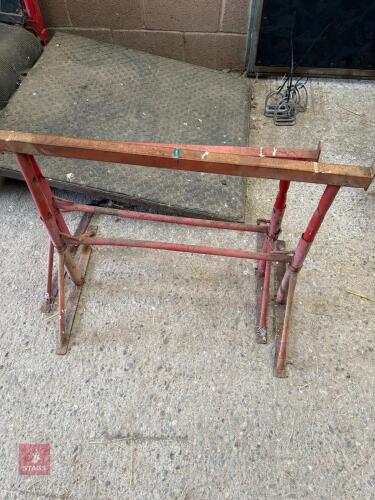 2 METAL EXTENDING TRESTLES