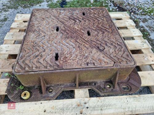 HEAVY DUTY MANHOLE COVER
