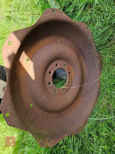 FORD 4000/5000 REAR WHEEL CENTRES