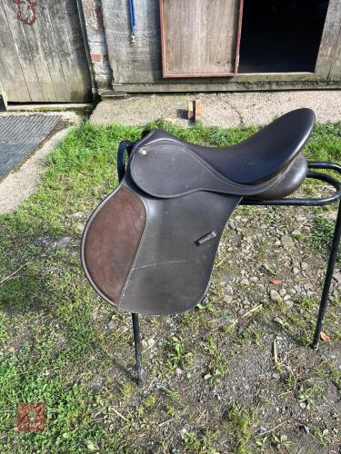 BATES BROWN WIDE SYNTHETIC GP SADDLE