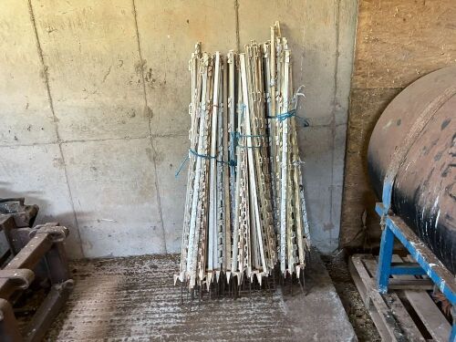 68 PLASTIC HORSE FENCING STAKES