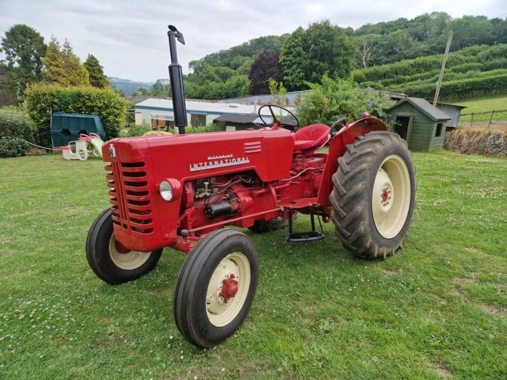 1957 MCCORMICK INTERNATIONAL 2WD TRACTOR