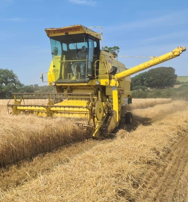 NEW HOLLAND 8040 COMBINE HARVESTER