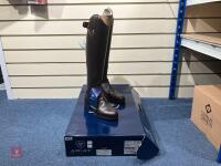 ARIAT HERITAGE CONTOUR 11 H20 BOOTS - 5