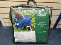 AMIGO INSULATOR + MEDIUM 200G STABLE RUG