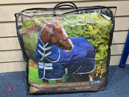AMIGO INSULATOR + MEDIUM 200G STABLE RUG