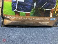 AMIGO INSULATOR + MEDIUM 200G STABLE RUG - 3
